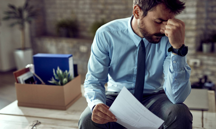 ¿Necesitas Dinero Urgente? Préstamos para Jóvenes sin Trabajo en México En México, muchos jóvenes enfrentan desafíos económicos, especialmente aquellos que no tienen un empleo estable. Afortunadamente, existen opciones de préstamos para jóvenes sin trabajo en México que pueden ayudar a solventar gastos urgentes. En este artículo, te contamos todo lo que necesitas saber sobre cómo obtener estos préstamos en línea, las ventajas que ofrecen y cómo pueden cambiar tu situación financiera. ¿Qué son los préstamos para jóvenes sin trabajo? Los préstamos para jóvenes sin trabajo son soluciones financieras diseñadas específicamente para aquellos que no cuentan con un empleo formal. Estos préstamos permiten acceder a montos pequeños y con plazos cortos de pago, ideales para emergencias o gastos imprevistos. Ventajas de los préstamos sin intereses para jóvenes Una de las grandes ventajas de los préstamos para jóvenes sin trabajo en México es que algunas entidades, no todas, ofrecen opciones sin intereses para nuevos clientes. Esto significa que puedes acceder a un préstamo y devolver solo el monto solicitado sin cargos adicionales. Además, estos préstamos suelen ser rápidos y sencillos de obtener, lo cual es ideal para jóvenes que necesitan dinero de forma urgente y sin complicaciones. Otra ventaja significativa es la flexibilidad en el proceso de solicitud y pago. Al no requerir papeleo extenso, los jóvenes pueden solicitar un préstamos en línea solo con INE desde la comodidad de su hogar y una cuenta bancaria. Esto facilita enormemente el acceso al crédito, especialmente para aquellos que no tienen experiencia previa con préstamos o créditos bancarios. ¿Cómo solicitar un crédito joven sin papeleo? Solicitar un crédito joven en México es un proceso simple y rápido. La mayoría de las empresas de fintech como Vivus permiten completar la solicitud 100% en línea, sin necesidad de presentar documentos físicos. Solo necesitas tener a mano tu identificación oficial y una cuenta bancaria. Pasos para obtener préstamos para jóvenes El proceso de solicitud de estos préstamos para jóvenes es sencillo: Solicitud: Crea tu cuenta en Vivus. Registro: Ingresa tus datos personales. Evaluación y Aprobación: Tu solicitud será evaluada rápidamente, y en cuestión de minutos, recibirás una respuesta. Depósito del Dinero: Si tu solicitud es aprobada, el dinero se deposita directamente en tu cuenta bancaria, listo para ser usado según tus necesidades. Sujeto a verificación de datos y aprobación de crédito. Consejos para gestionar tus préstamos en línea Planifica tus pagos: Asegúrate de conocer las fechas de vencimiento y planifica tu presupuesto para no atrasarte. Utiliza herramientas como calendarios o alarmas en tu teléfono para recordar las fechas importantes. Solicita extensiones si es necesario: Si no puedes pagar a tiempo, Vivus ofrece la opción de extender el plazo de pago. Esta opción puede ser muy útil para evitar cargos por mora y mantener un buen historial crediticio. Usa los préstamos de manera responsable: Utiliza los fondos para cubrir necesidades urgentes y evita gastos innecesarios. Es importante no caer en la tentación de usar el dinero para compras impulsivas. Alternativas a los préstamos para jóvenes sin trabajo Además de los préstamos sin intereses y los créditos rápidos, existen otras alternativas como los minicréditos o préstamos personales sin buró y sin anticipo que pueden ser útiles para jóvenes sin empleo. Estas opciones también ofrecen procesos rápidos y sin complicaciones. Algunas instituciones financieras y cooperativas de crédito ofrecen programas específicos para jóvenes, con tasas de interés reducidas y condiciones más flexibles. Microcréditos Los Microcréditos son préstamos de pequeñas cantidades que pueden ser utilizados para diversos fines, como iniciar un pequeño negocio, cubrir gastos educativos o emergencias médicas. Estos préstamos suelen tener tasas de interés más bajas y plazos de pago más flexibles. Minicréditos Los Minicréditos, por otro lado, son préstamos de muy corto plazo que deben ser devueltos en un período breve, generalmente entre 7 y 30 días. Son ideales para cubrir gastos muy urgentes que requieren una solución inmediata. Historias de éxito de jóvenes que usaron Vivus Para dar más confianza a los lectores, podemos incluir testimonios de jóvenes que hayan usado Vivus para solucionar sus problemas financieros. Esto puede aumentar la credibilidad y demostrar la efectividad del servicio. Los préstamos para jóvenes sin trabajo en México son una excelente opción para aquellos que necesitan un apoyo financiero rápido y sin complicaciones. Vivus ofrece una solución eficiente y segura, permitiendo a los jóvenes mexicanos acceder a créditos personales de manera fácil y rápida. Visita Vivus México para más información y solicita tu préstamo hoy mismo. Suscríbete y Síguenos Suscríbete a nuestro blog si quieres obtener noticias financieras semana a semana. No olvides seguirnos en nuestras redes sociales donde podrás encontrar las últimas noticias sobre Vivus México. TikTok | Facebook | Instagram |LinkedIn
